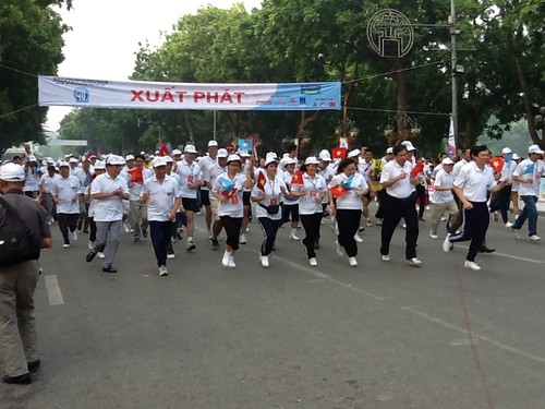 Sôi nổi giải chạy Báo Hà Nội mới mở rộng năm 2013 - ảnh 1